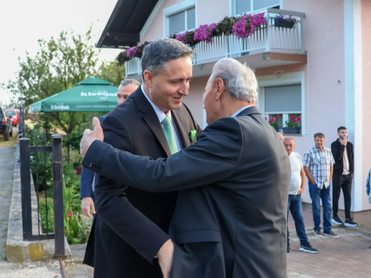 Denis Bećirović klanjao bajram-namaz u Prijedoru, džamija Hambarine/
