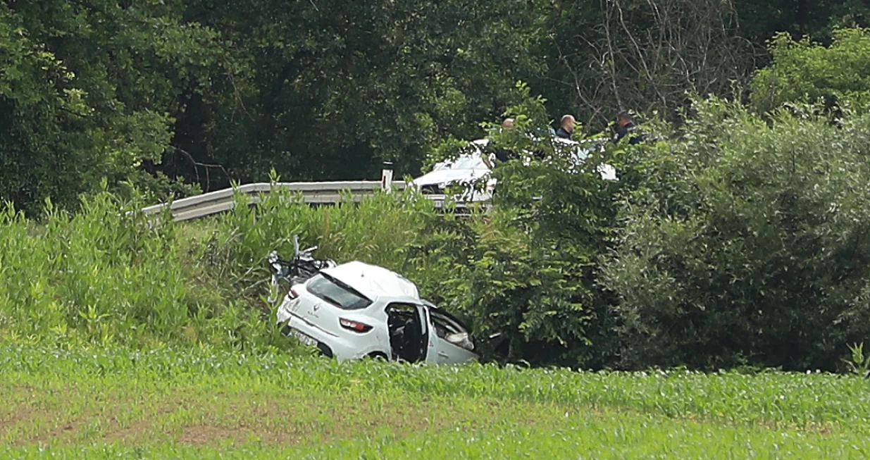 05.06.2025., Pojatno - U teskoj prometnoj nesreci na Staroj zagorskoj magistrali, izmedju Kupljenovog i Pojatnog poginule dvije osobe. U nesreci su sudjelovali kamion i osobno vozilo. Policija je stigla na mjesto dogadjaja i cesta je zatvorena za sav promet. Photo: Robert Anic/PIXSELL/Robert Anic/pixsell