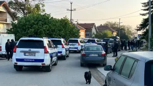 Najmanje osam osoba je ubijeno dok je najmanje 13 ranjenih u pucnjavi koja se dogodila kod Mladenovca, oko 40 kilometara južno od Beograda, u četvrtak kasno navečer. Dvadesetjednogodišnji napadač otvorio je vatru iz automatskog oružja, prvo u selu Dubona, a potom u selima Malo Orašje i Šepšin. Na mjesto događaja odmah su upućene jake policijske snage, a Ministarstvo unutrašnjih poslova pokrenulo je akciju "Vihor". (Zlatan Kapic - Anadolu Agency)/�