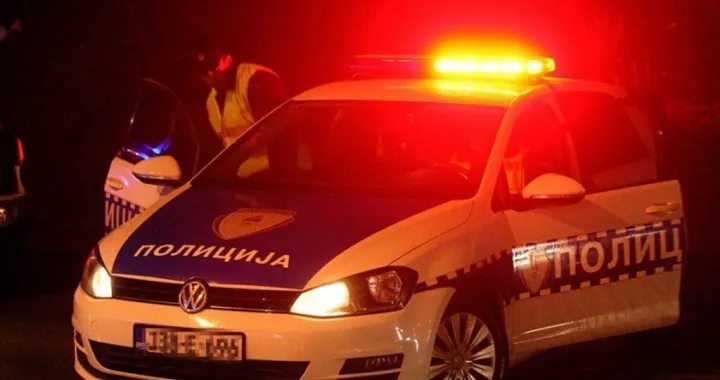 MUP RS, policijsko auto, policajac, noć