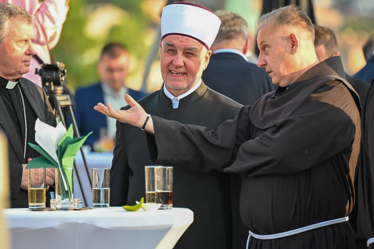 Reisu-l-ulema Islamske zajednice u BiH Husein ef. Kavazović upriličio je večeras tradicionalni bajramski prijem u zgradi Rijaseta u sarajevskom naselju Kovači/Harun Muminović