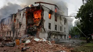Firefighters work at the site of a building hit by a Russian drone strike, amid Russia's attack on Ukraine, in Kharkiv, Ukraine June 7, 2025. REUTERS/Sofiia Gatilova  TPX IMAGES OF THE DAY/Sofiia Gatilova