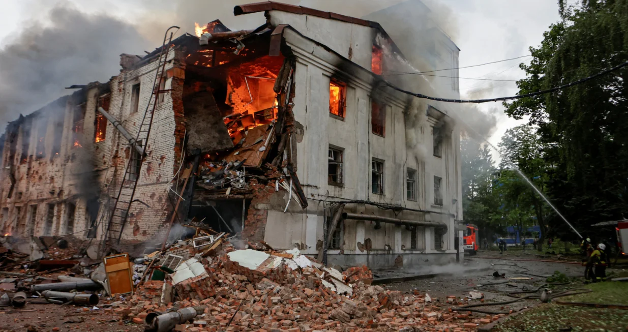 Firefighters work at the site of a building hit by a Russian drone strike, amid Russia's attack on Ukraine, in Kharkiv, Ukraine June 7, 2025. REUTERS/Sofiia Gatilova  TPX IMAGES OF THE DAY/Sofiia Gatilova