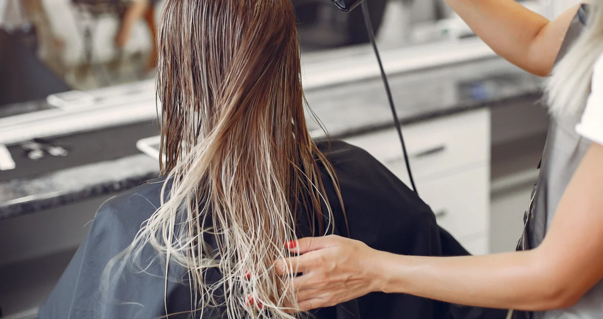 Prirodni pramenovi bez hemije/Freepik