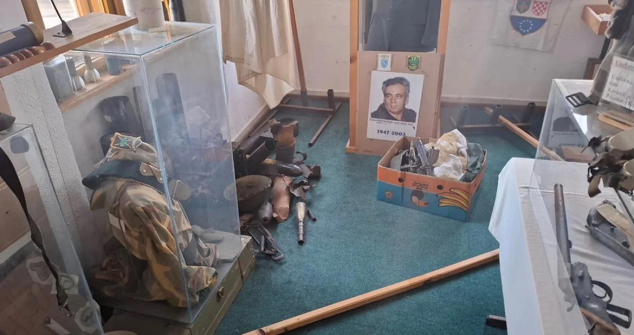 provaljeno u Muzej Armije BiH u Sanskom Mostu/Facebook