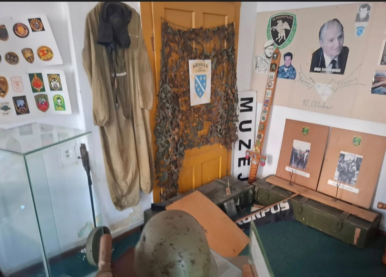 provaljeno u Muzej Armije BiH u Sanskom Mostu/Facebook
