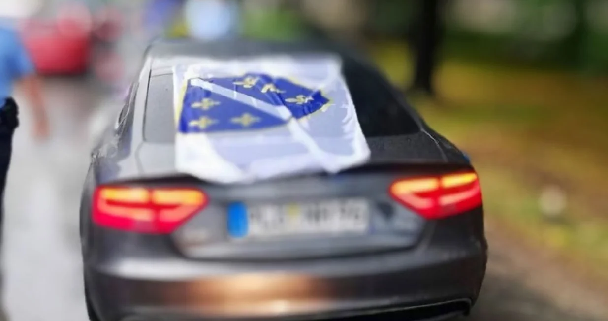 Zastava sa ljiljanima na automobilu/Web