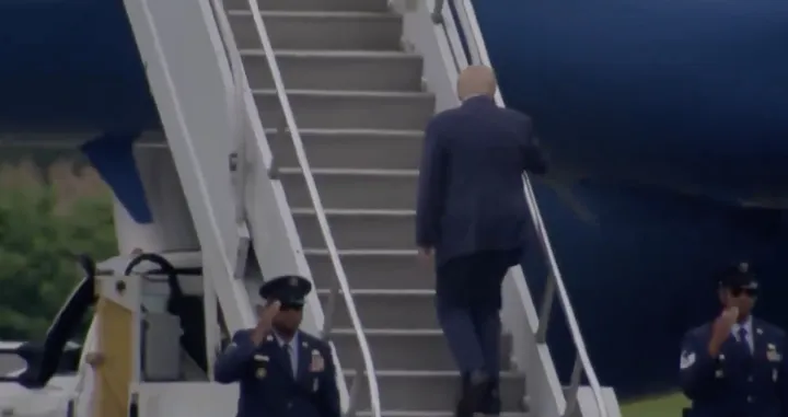 Trump nekoliko trenutaka pred nezgodu/X