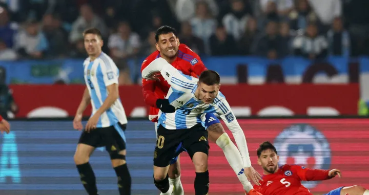 Soccer Football - World Cup - South American Qualifiers - Chile v Argentina - Estadio Nacional Julio Martinez Pradanos, Santiago, Chile - June 5, 2025 Argentina's Franco Mastantuono in action with Chile's Guillermo Maripan REUTERS/Pablo Sanhueza