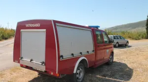 Helikopteri i dalje gase požar na granici općina Čitluk i Čapljina, koji prijeti naselju Šurmanci.Požarna linija dugačka je oko tri kilometra, a helikopteri oružanih snaga BiH dosad su napravili deset preleta nakon čega su se zaputili po gorivo.Zbog toga je Civilna zaštita Federacije BiH odlučila cisternu goriva iz Sarajeva poslati za Hercegovinu. (D. Omanovic - Anadolu Agency)/�