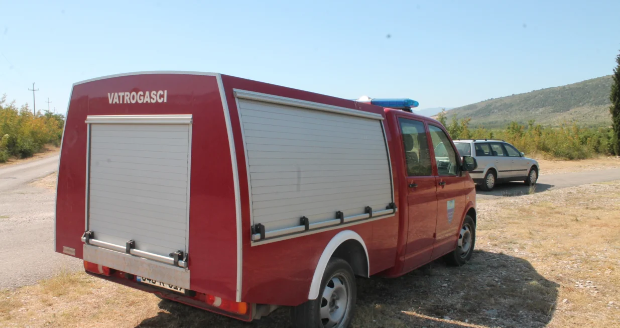 Helikopteri i dalje gase požar na granici općina Čitluk i Čapljina, koji prijeti naselju Šurmanci.Požarna linija dugačka je oko tri kilometra, a helikopteri oružanih snaga BiH dosad su napravili deset preleta nakon čega su se zaputili po gorivo.Zbog toga je Civilna zaštita Federacije BiH odlučila cisternu goriva iz Sarajeva poslati za Hercegovinu. (D. Omanovic - Anadolu Agency)/�