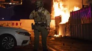 PARAMOUNTm SAD - 7. JUNI 2025.Tenzije su porasle sinoД‡ u Los Angelesu i Paramountu u saveznoj ameriДЌkoj drЕѕavi Kaliforniji, nakon ЕЎto su agenti SluЕѕbe za imigraciju i carine (ICE) i sluЕѕbenici Ministarstva domovinske sigurnosti (DHS) izvrЕЎili racije usmjerene protiv ilegalnih imigranata.Snimci pokazuju napetosti izmeД'u demonstranata i policije. (Jon Putman - Anadolu Agency)/