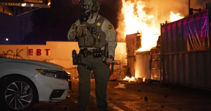 PARAMOUNTm SAD - 7. JUNI 2025.Tenzije su porasle sinoД‡ u Los Angelesu i Paramountu u saveznoj ameriДЌkoj drЕѕavi Kaliforniji, nakon ЕЎto su agenti SluЕѕbe za imigraciju i carine (ICE) i sluЕѕbenici Ministarstva domovinske sigurnosti (DHS) izvrЕЎili racije usmjerene protiv ilegalnih imigranata.Snimci pokazuju napetosti izmeД'u demonstranata i policije. (Jon Putman - Anadolu Agency)/