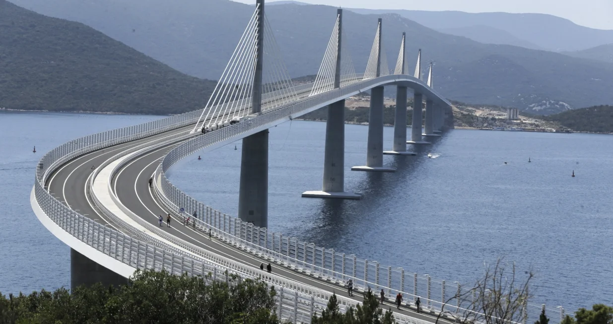 Komarna, Hrvatska - 26. juli 2022:U Komarnoj, malom mjestu smještenom u pelješkom kanalu koje ima svega stotinjak stalnih stanovnika, sve je spremno za večerašnju ceremoniju puštanja u promet Pelješkog mosta. (Samır Jordamovıc - Anadolu Agency)/�