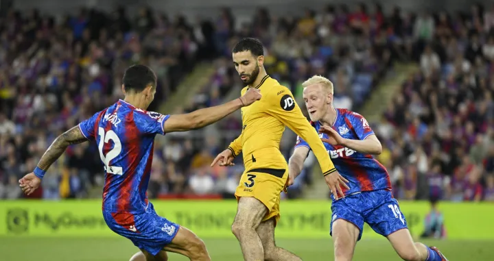 Soccer Football - Premier League - Crystal Palace v Wolverhampton Wanderers - Selhurst Park, London, Britain - May 20, 2025 Wolverhampton Wanderers' Rayan Ait-Nouri in action with Crystal Palace's Daniel Munoz and Will Hughes REUTERS/Tony O Brien EDITORIAL USE ONLY. NO USE WITH UNAUTHORIZED AUDIO, VIDEO, DATA, FIXTURE LISTS, CLUB/LEAGUE LOGOS OR 'LIVE' SERVICES. ONLINE IN-MATCH USE LIMITED TO 120 IMAGES, NO VIDEO EMULATION. NO USE IN BETTING, GAMES OR SINGLE CLUB/LEAGUE/PLAYER PUBLICATIONS. PLEASE CONTACT YOUR ACCOUNT REPRESENTATIVE FOR FURTHER DETAILS..