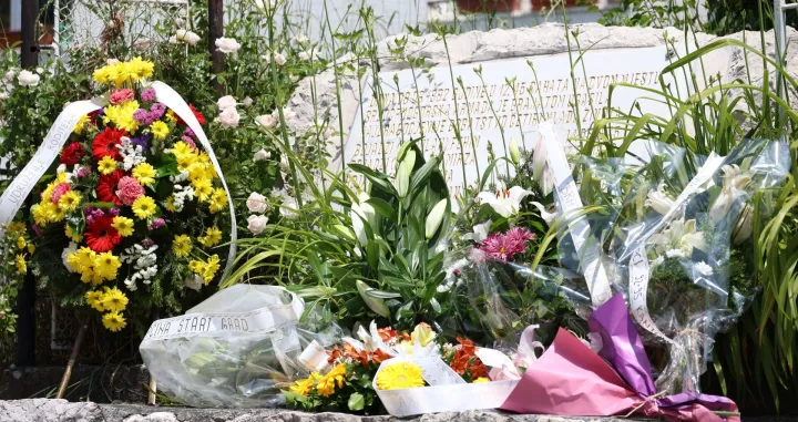 SARAJEVO, 9. juna (FENA) - U sarajevskoj opД‡ini Stari Grad, u ulici Sedrenik, obiljeЕѕena je 33. godiЕЎnjica od ubistva ДЌetvoro sarajevskih civila, meД'u kojima troje djece, ubijenih granatom ispaljene sa agresorskih poloЕѕaja. (Foto FENA/Harun MuminoviД‡)/