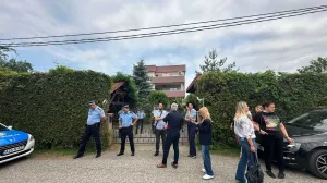 Kuća Milana Miličevića, predsjednik SDS-a, gradonačelnik Teslića, MUP RS ispred kuće, akcija blok, hapšenje, Teslić, SDS-ovci ispred kuće/Goran Dakić