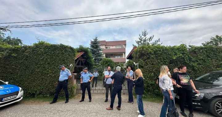 Kuća Milana Miličevića, predsjednik SDS-a, gradonačelnik Teslića, MUP RS ispred kuće, akcija blok, hapšenje, Teslić, SDS-ovci ispred kuće/Goran Dakić