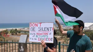 ASHDOD, IZRAEL - 9. JUNI 2025.Grupa izraelskih i stranih aktivista okupila se u izraelskoj luci Ashdod, ​​gdje se očekivalo da će brod "Madleen", koji pripada Koaliciji flotila slobode (FFC), pristati nakon što su ga izraelske snage presrele i spriječile i u plovidbi ka Gazi.Aktivisti su nosili palestinske zastave, a zahtijevaju okončanje izraelskih napada i blokade Gaze. (Saeed Qaq - Anadolu Agency)/