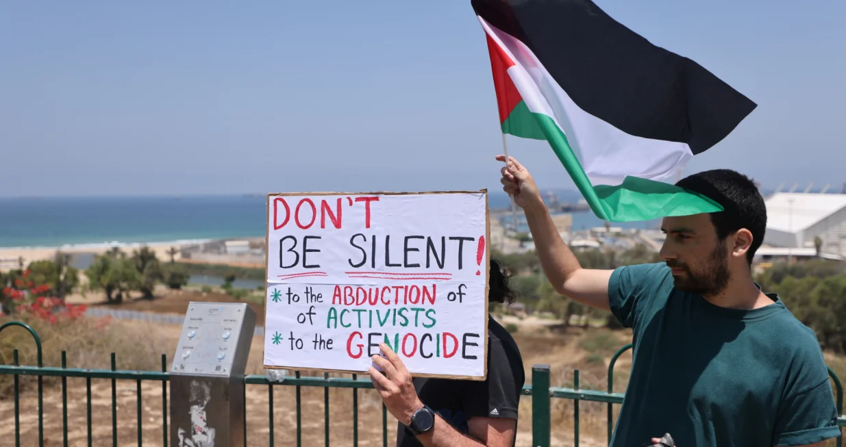 ASHDOD, IZRAEL - 9. JUNI 2025.Grupa izraelskih i stranih aktivista okupila se u izraelskoj luci Ashdod, ​​gdje se očekivalo da će brod "Madleen", koji pripada Koaliciji flotila slobode (FFC), pristati nakon što su ga izraelske snage presrele i spriječile i u plovidbi ka Gazi.Aktivisti su nosili palestinske zastave, a zahtijevaju okončanje izraelskih napada i blokade Gaze. (Saeed Qaq - Anadolu Agency)/