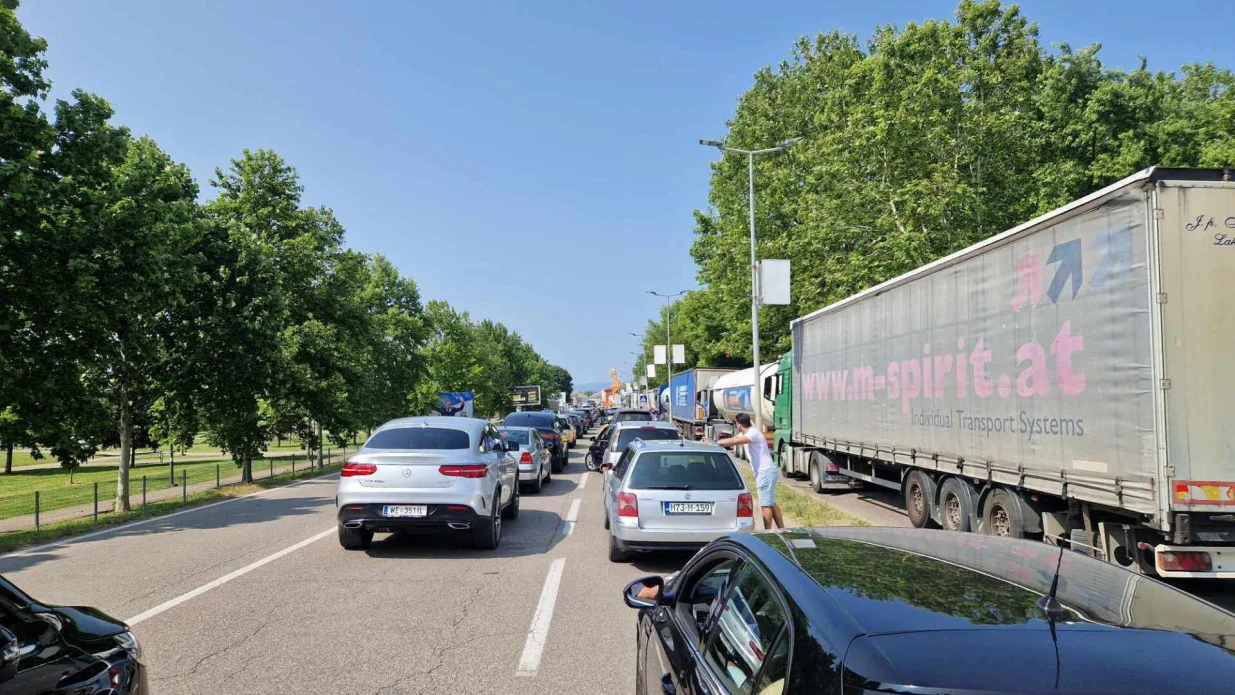 Gužva na graničnom prelazu Gradiška, na izlazu iz BiH/Sanel Konjhodžić