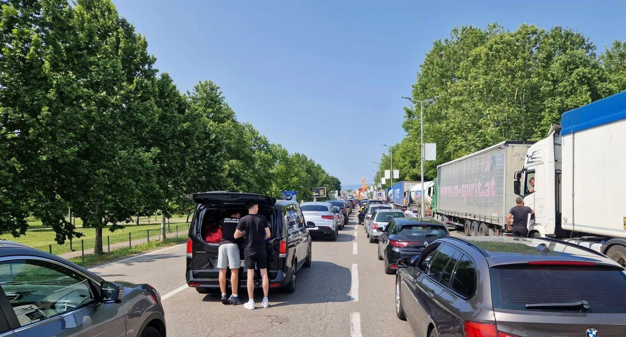 Gužva na graničnom prelazu Gradiška, na izlazu iz BiH/Sanel Konjhodžić