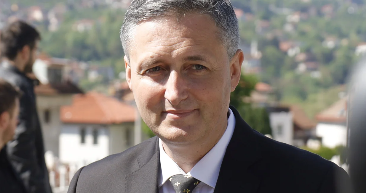 Polaganje cvijeća Mezarje Kovači povodom Dana Kantona Sarajevo i 33 godišnjice bitke za odbranu Predsjedništva Republike BiH/Senad Gubelić