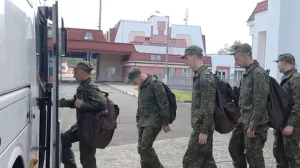 NEPOZNATA LOKACIJA, RUSIJA - 9. JUNI 2025.Ministarstvo odbrane Rusije saopД‡ilo je u ponedjeljak da su Moskva i Kijev razmijenili prvu grupu vojnika mlaД'ih od 25 godina u okviru prve faze velike razmjene zarobljenika koja je provedena na osnovu sporazuma postignutog proЕЎle sedmice u Istanbulu.Ministarstvo nije navelo taДЌan broj vojnika, dodajuД‡i samo da je s Ukrajinom razmijenjen "ekvivalentan broj ratnih zarobljenika".Prema navodima Ministarstva, ruski vojnici i civili koji su vraД‡eni trenutno se nalaze u Bjelorusiji, gdje primaju psiholoЕЎku podrЕЎku i medicinsku njegu."Svi repatrirani pojedinci bit Д‡e prebaДЌeni u medicinske ustanove u Rusiji na daljnje lijeДЌenje i rehabilitaciju", navedeno je. (Russian Defense Ministry - Anadolu Agency)/