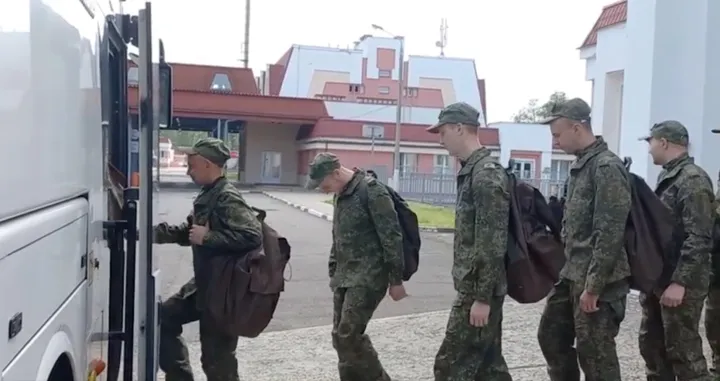 NEPOZNATA LOKACIJA, RUSIJA - 9. JUNI 2025.Ministarstvo odbrane Rusije saopД‡ilo je u ponedjeljak da su Moskva i Kijev razmijenili prvu grupu vojnika mlaД'ih od 25 godina u okviru prve faze velike razmjene zarobljenika koja je provedena na osnovu sporazuma postignutog proЕЎle sedmice u Istanbulu.Ministarstvo nije navelo taДЌan broj vojnika, dodajuД‡i samo da je s Ukrajinom razmijenjen "ekvivalentan broj ratnih zarobljenika".Prema navodima Ministarstva, ruski vojnici i civili koji su vraД‡eni trenutno se nalaze u Bjelorusiji, gdje primaju psiholoЕЎku podrЕЎku i medicinsku njegu."Svi repatrirani pojedinci bit Д‡e prebaДЌeni u medicinske ustanove u Rusiji na daljnje lijeДЌenje i rehabilitaciju", navedeno je. (Russian Defense Ministry - Anadolu Agency)/