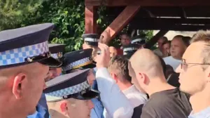 Naguravanje ispred kuće Miličevića, građani i članovi SDS-a pokušavaju ući – stigla i žandarmerija/Screenshot