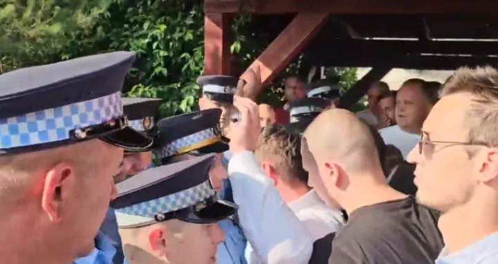 Naguravanje ispred kuće Miličevića, građani i članovi SDS-a pokušavaju ući – stigla i žandarmerija/Screenshot