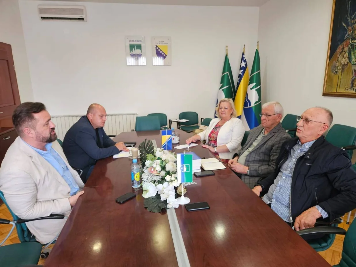 Gradonačelnik Cazina Nermin Ogrešević ugostio je danas visoke predstavnike Akademije nauka i umjetnosti Bosne i Hercegovine (ANUBiH), među kojima su bili potpredsjednik Akademije akademik Mirko Pejanović, akademik Isak Karabegović te sekretarka Sekretarijata ANUBiH mr. sci. Amra Avdagić/