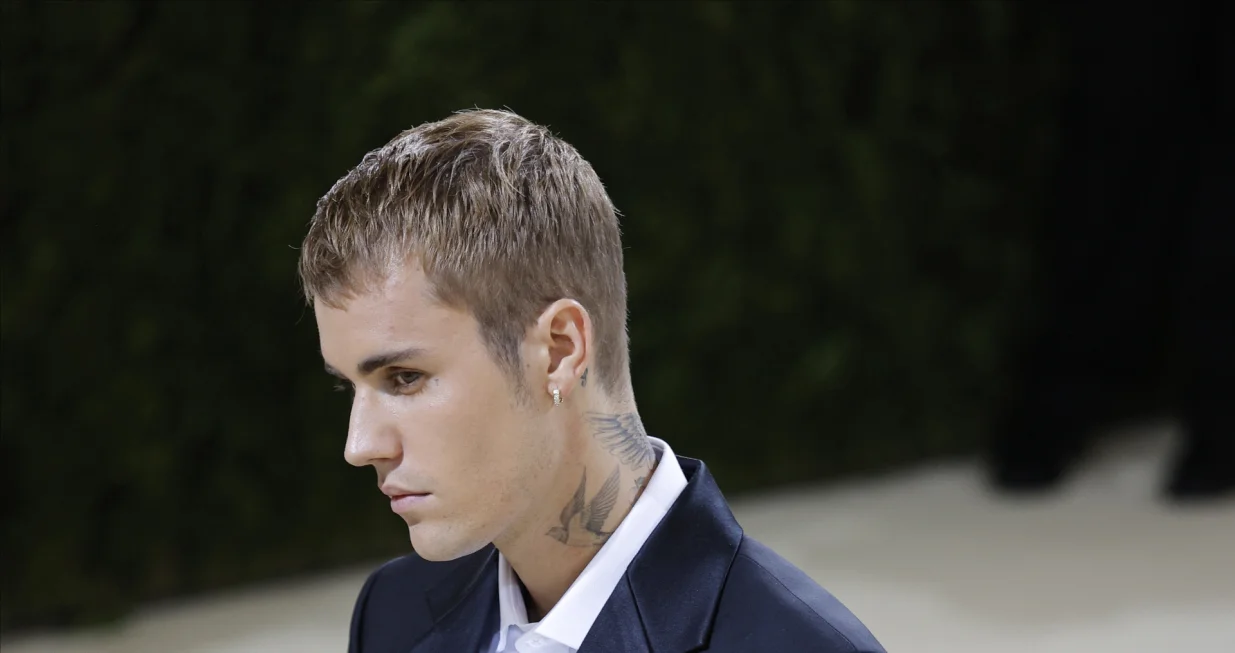 epa09466802 Justin Bieber poses on the red carpet for the 2021 Met Gala, the annual benefit for the Metropolitan Museum of Art's Costume Institute, in New York, New York, USA, 13 September 2021. The event coincides with the Met Costume Institute's first two-part exhibition, 'In America: A Lexicon of Fashion' which opens 18 September 2021, to be followed by 'In America: An Anthology of Fashion' which opens 05 May 2022 and both conclude 05 September 2022. EPA/JUSTIN LANE/Justin Lane