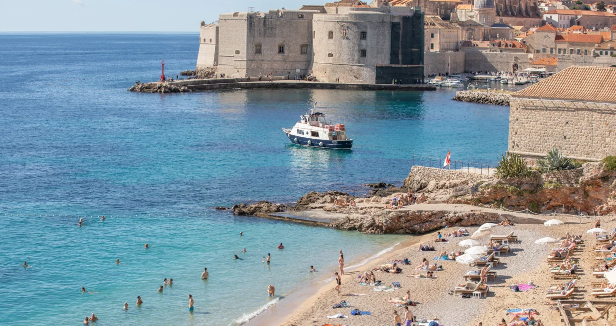 07.10.2024., Plaza Banje, Dubrovnik - Uz velike guzve unutar stare gradske jezgre poprilican broj ljudi jos se kupa u moru.PHOTO: Grgo Jelavic/PIXSELL Photo: Grgo Jelavic/PIXSELL/Grgo Jelavic/pixsell