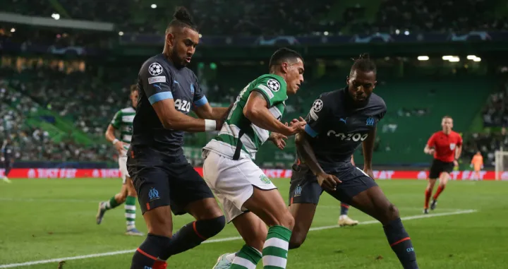 epa10239659 Sporting Lisbon player Pedro Porro (C) in action against Olympique de Marseille opponent Dimitri Payet (L) during the UEFA Champions League Group D soccer match between Sporting Lisbon and Olympique de Marseille, in Lisbon, Portugal, 12 October 2022. EPA/TIAGO PETINGA
