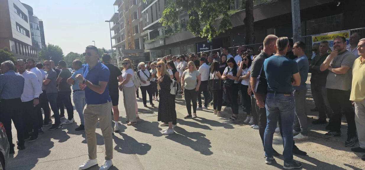 Počelo je okupljanje članova i simpatizera Srpske demokratske stranke (SDS) ispred zgrade Republičkog javnog tužilaštva u Banjoj Luci, kako bi iskazali podršku predsjedniku stranke Milanu Miličeviću/Goran Dakić