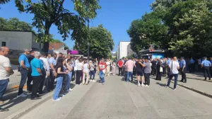 Počelo je okupljanje članova i simpatizera Srpske demokratske stranke (SDS) ispred zgrade Republičkog javnog tužilaštva u Banjoj Luci, kako bi iskazali podršku predsjedniku stranke Milanu Miličeviću/Goran Dakić