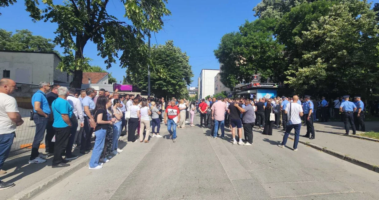 Počelo je okupljanje članova i simpatizera Srpske demokratske stranke (SDS) ispred zgrade Republičkog javnog tužilaštva u Banjoj Luci, kako bi iskazali podršku predsjedniku stranke Milanu Miličeviću/Goran Dakić