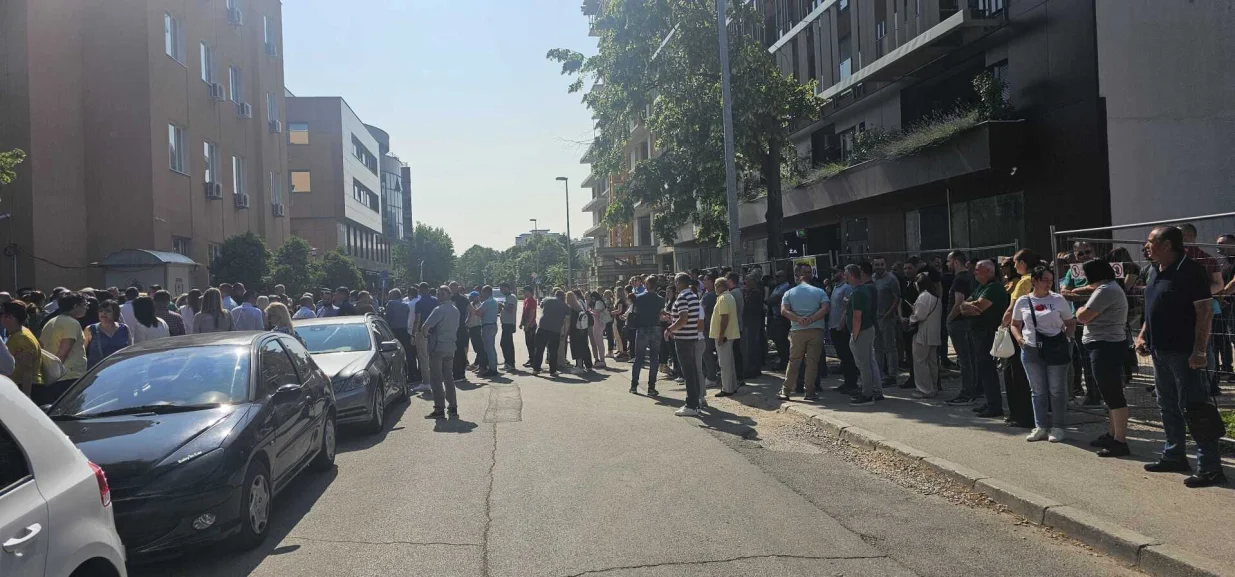 Počelo je okupljanje članova i simpatizera Srpske demokratske stranke (SDS) ispred zgrade Republičkog javnog tužilaštva u Banjoj Luci, kako bi iskazali podršku predsjedniku stranke Milanu Miličeviću/Goran Dakić