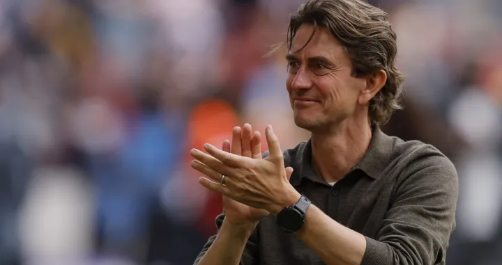 Soccer Football - Premier League - Brentford v Fulham - GTech Community Stadium, London, Britain - May 18, 2025 Brentford manager Thomas Frank applauds fans after the match Action Images via Reuters/Andrew Couldridge EDITORIAL USE ONLY. NO USE WITH UNAUTHORIZED AUDIO, VIDEO, DATA, FIXTURE LISTS, CLUB/LEAGUE LOGOS OR 'LIVE' SERVICES. ONLINE IN-MATCH USE LIMITED TO 120 IMAGES, NO VIDEO EMULATION. NO USE IN BETTING, GAMES OR SINGLE CLUB/LEAGUE/PLAYER PUBLICATIONS. PLEASE CONTACT YOUR ACCOUNT REPRESENTATIVE FOR FURTHER DETAILS..