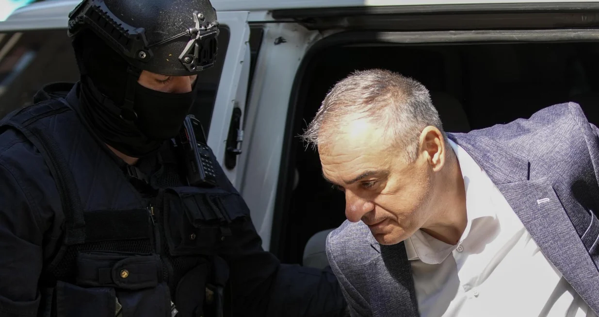 10.06.2025., Banja Luka, Bosna i Hercegovina - Predsjednik SDS i jedan od lidera oporbe u RS Milan Milicevic priveden je u Republicko javno tuzilastvo u Banjaluci nakon sto je juce uhicen u Teslicu. Ispred Tuzilastva se okupio veliki broj gradjana a medju njima su i oporbeni politicari, medju kojima je i Drasko Stanivukovic, lider PDP-a. Photo: Dejan Rakita/PIXSELL/Dejan Rakita/pixsell