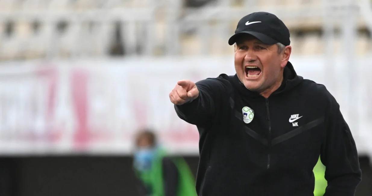 epa09241602 Slovenia's head coach Matjaz Kek reacts during the intenational friendly soccer match between North Macedonia and Slovenia in Skopje, Republic of North Macedonia, 01 June 2021. EPA/GEORGI LICOVSKI