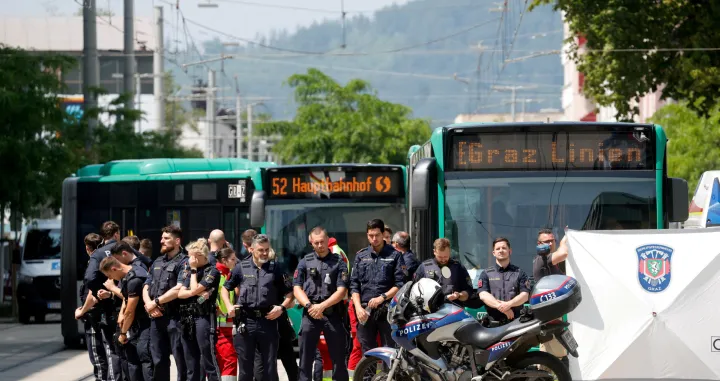 Police officers stand as children are evacuated from the school, following a deadly school shooting in Graz, Austria, June 10, 2025. REUTERS/Borut Zivulovic  TPX IMAGES OF THE DAY/Borut Zivulovic