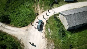 Kombinovani odgovor 25 – Dan 2 🇪🇺🤝🇧🇦Drugi dan vježbe "Kombinovani odgovor 25" započeo je usavršavanjem procedura na komandnim mjestima između pripadnika EUFOR-a i Oružanih snaga Bosne i Hercegovine (OSBIH)/