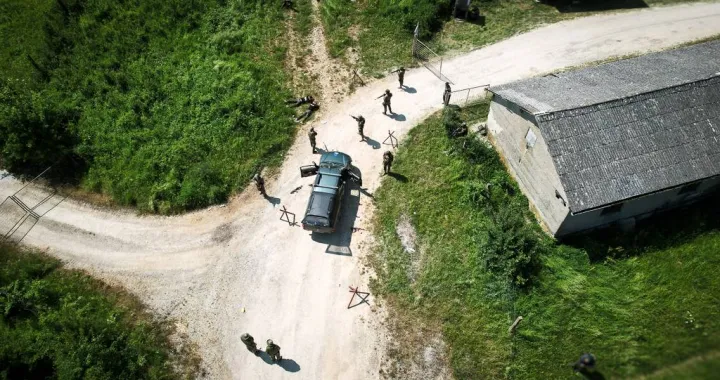 Kombinovani odgovor 25 – Dan 2 🇪🇺🤝🇧🇦Drugi dan vježbe "Kombinovani odgovor 25" započeo je usavršavanjem procedura na komandnim mjestima između pripadnika EUFOR-a i Oružanih snaga Bosne i Hercegovine (OSBIH)/