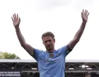 Soccer Football - Premier League - Fulham v Manchester City - Craven Cottage, London, Britain - May 25, 2025 Manchester City's Kevin De Bruyne celebrates after playing his last Premier League match for Manchester City Action Images via Reuters/Andrew Couldridge EDITORIAL USE ONLY. NO USE WITH UNAUTHORIZED AUDIO, VIDEO, DATA, FIXTURE LISTS, CLUB/LEAGUE LOGOS OR 'LIVE' SERVICES. ONLINE IN-MATCH USE LIMITED TO 120 IMAGES, NO VIDEO EMULATION. NO USE IN BETTING, GAMES OR SINGLE CLUB/LEAGUE/PLAYER PUBLICATIONS. PLEASE CONTACT YOUR ACCOUNT REPRESENTATIVE FOR FURTHER DETAILS..