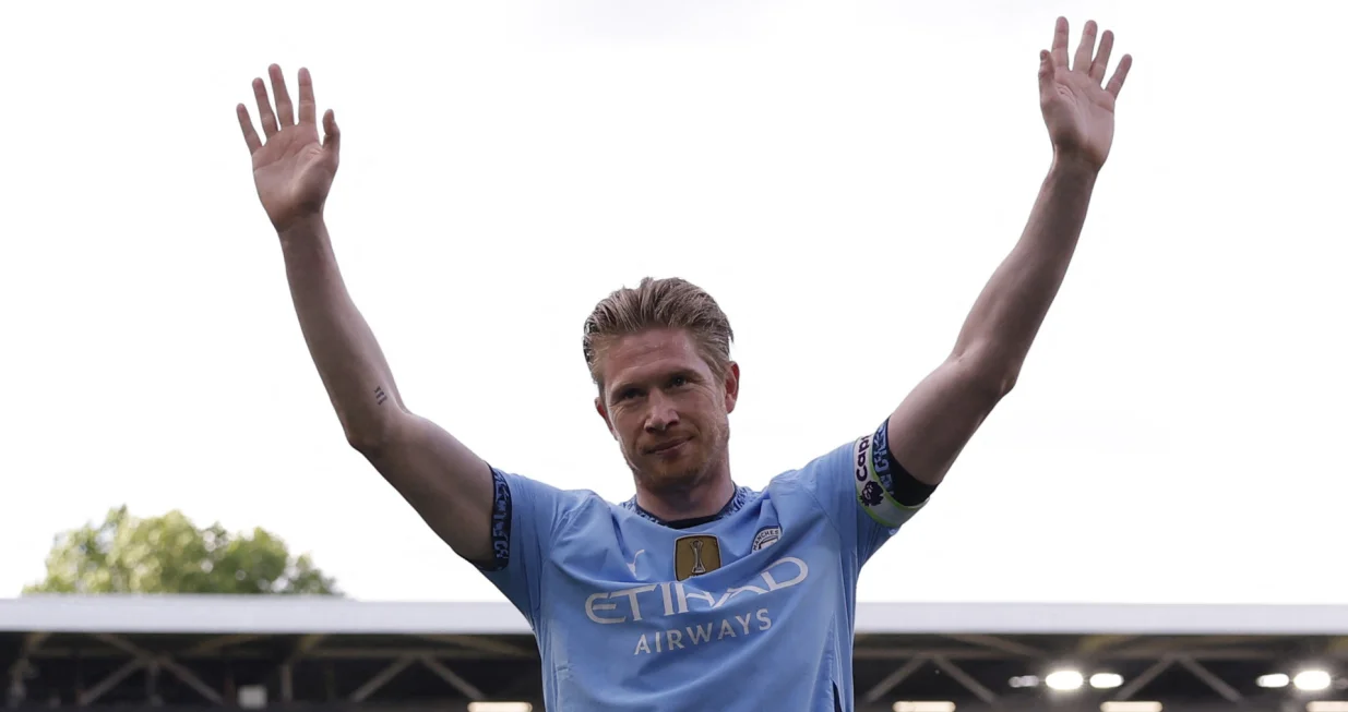 Soccer Football - Premier League - Fulham v Manchester City - Craven Cottage, London, Britain - May 25, 2025 Manchester City's Kevin De Bruyne celebrates after playing his last Premier League match for Manchester City Action Images via Reuters/Andrew Couldridge EDITORIAL USE ONLY. NO USE WITH UNAUTHORIZED AUDIO, VIDEO, DATA, FIXTURE LISTS, CLUB/LEAGUE LOGOS OR 'LIVE' SERVICES. ONLINE IN-MATCH USE LIMITED TO 120 IMAGES, NO VIDEO EMULATION. NO USE IN BETTING, GAMES OR SINGLE CLUB/LEAGUE/PLAYER PUBLICATIONS. PLEASE CONTACT YOUR ACCOUNT REPRESENTATIVE FOR FURTHER DETAILS..