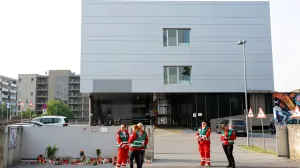 Pripadnici hitne pomoći stoje ispred mjesta smrtonosne pucnjave u srednjoj školi u Grazu, Austrija, 11. lipnja 2025. REUTERS/Borut Živulović/Borut Zivulovic