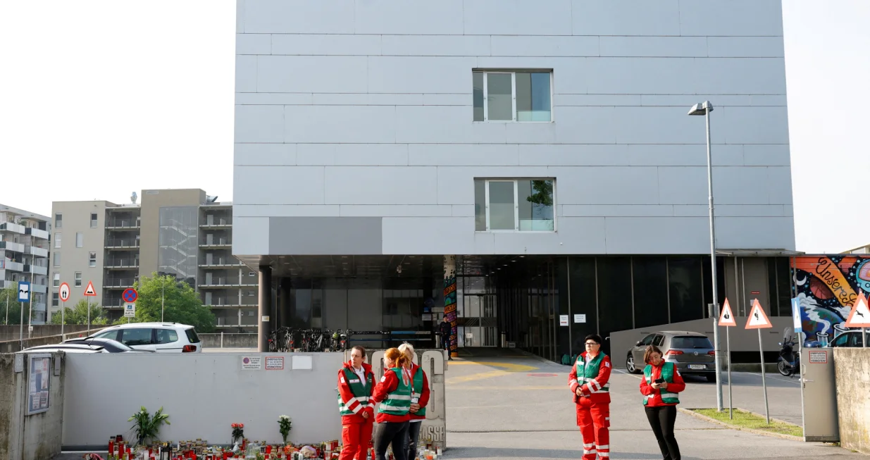 Pripadnici hitne pomoći stoje ispred mjesta smrtonosne pucnjave u srednjoj školi u Grazu, Austrija, 11. lipnja 2025. REUTERS/Borut Živulović/Borut Zivulovic