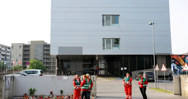 Pripadnici hitne pomoći stoje ispred mjesta smrtonosne pucnjave u srednjoj školi u Grazu, Austrija, 11. lipnja 2025. REUTERS/Borut Živulović/Borut Zivulovic